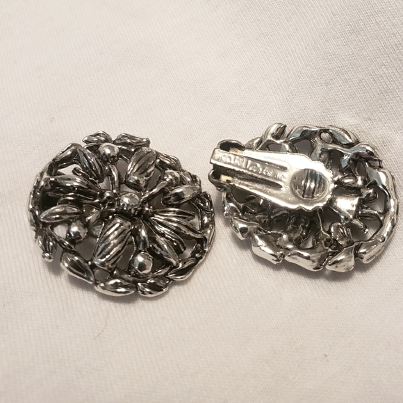 VINTAGE Signed Karu Arke Inc Boho Floral Silver Toned Design Clip On Earrings - Picture 2 of 3